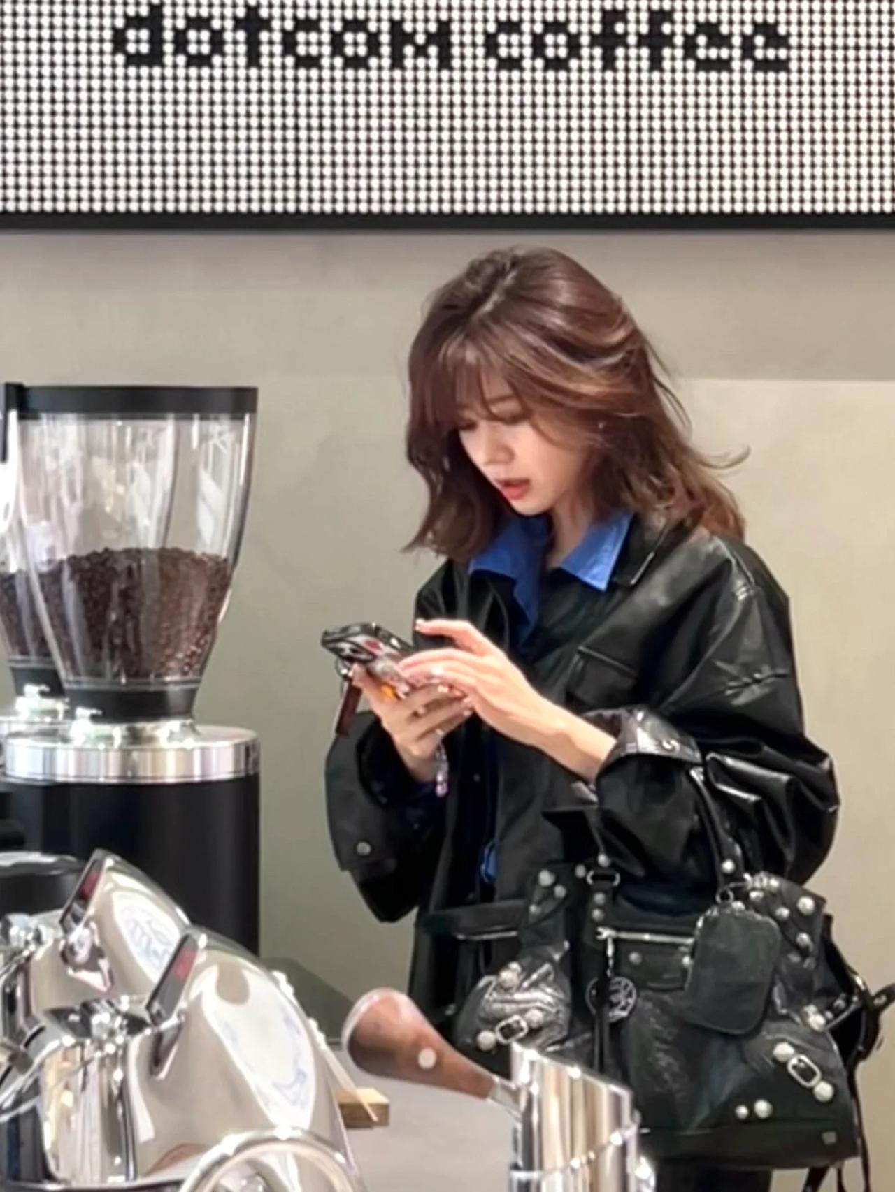 韩系OOTD  韩剧女主走进现实想把最好的朋友揣兜里选不出买哪杯咖啡的时候就把朋