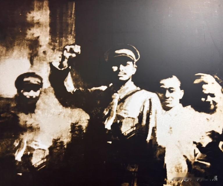 1927年9月初，起义军到达瑞金。根据贺龙的要求，经周逸群等人介绍，贺龙加入了中