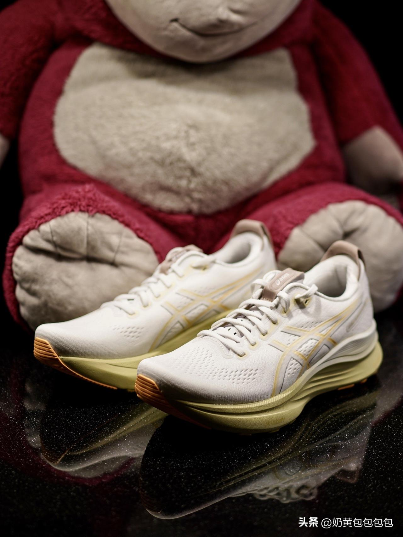 相比上一代Kayano 31，Gel-Kayano 32只是微调。
前掌增加了2