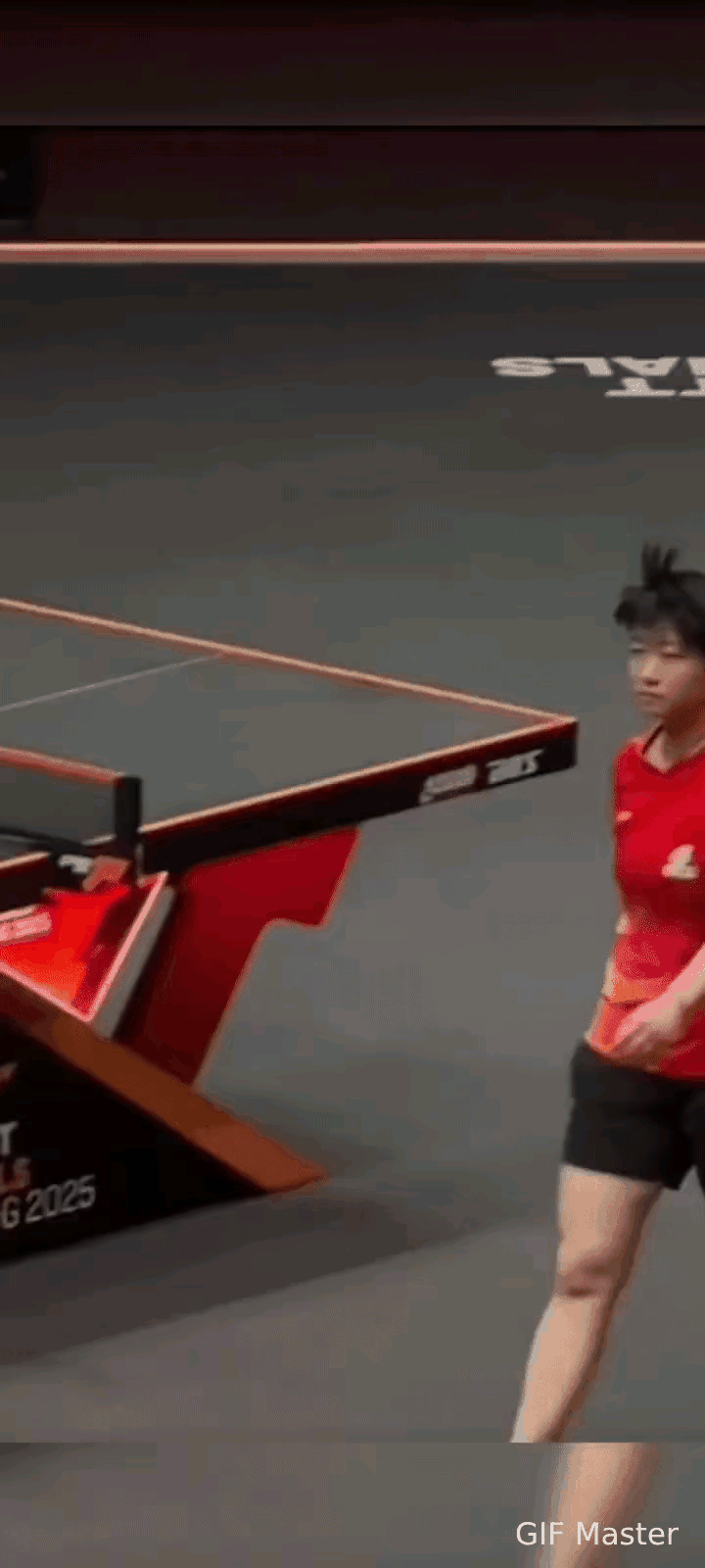 瞧瞧莎莎，昂首阔步地走过来了，走出了霸道总裁的步伐。但是看到她“冲天辫”的倔强，