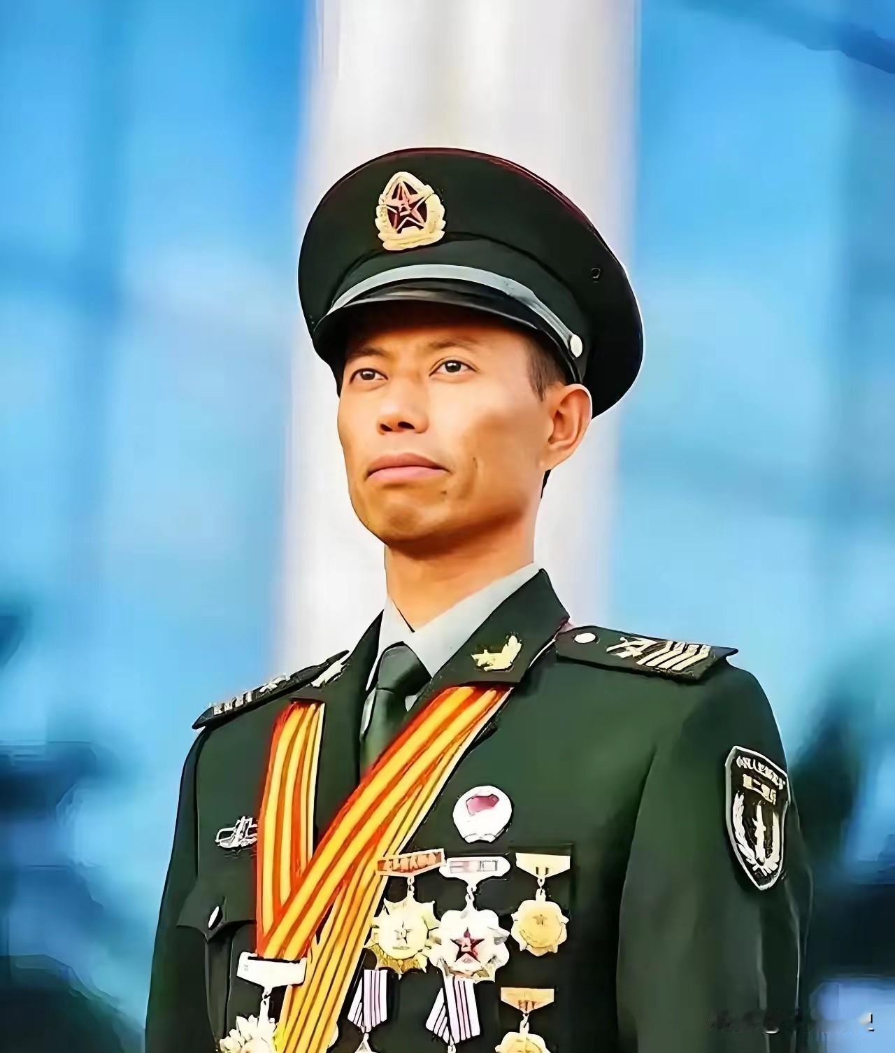 王忠心在火箭军干了34年，从普通新兵做到一级军士长。1999年他按规定退役，半年