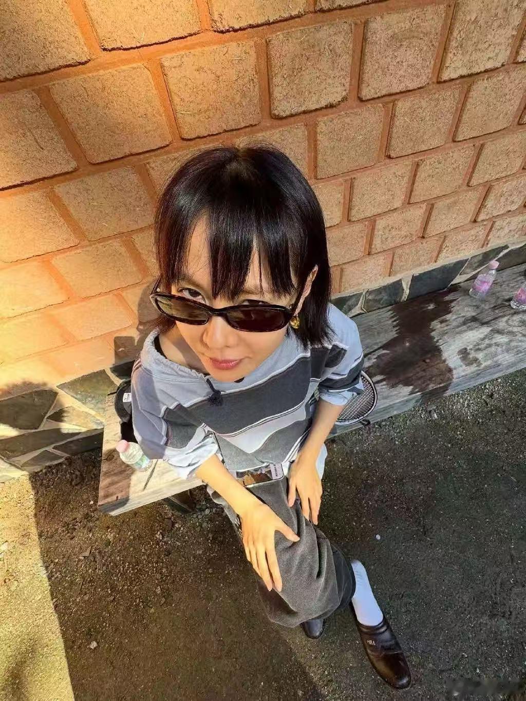孙艺珍晒一家三口出游照 孙艺珍晒一家三口出游照，姐姐短发造型太飒了，一家三口亲子