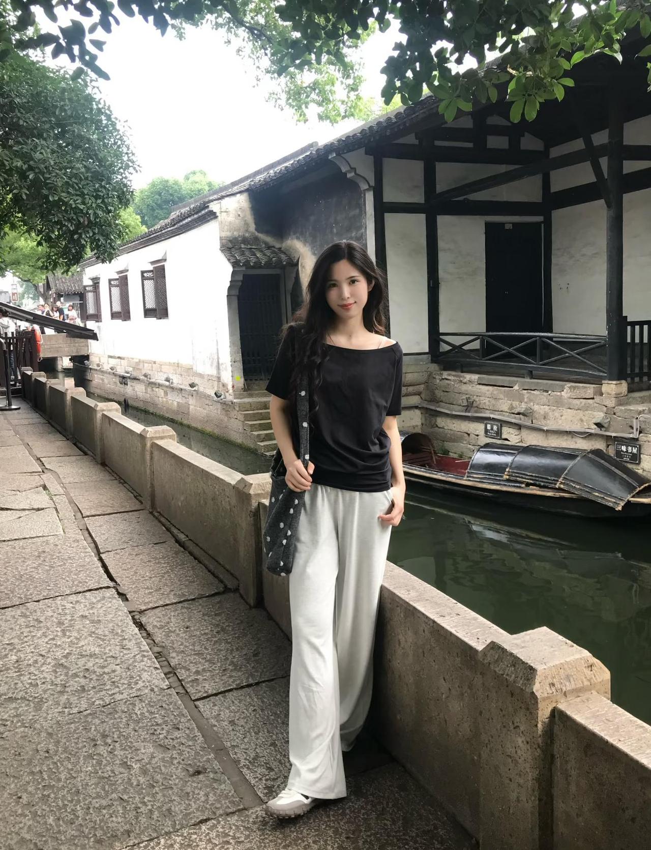 江南漫步的慵懒穿搭
简简单单就好
	
我的日常
Ootd
来拍照了
古镇旅行穿搭