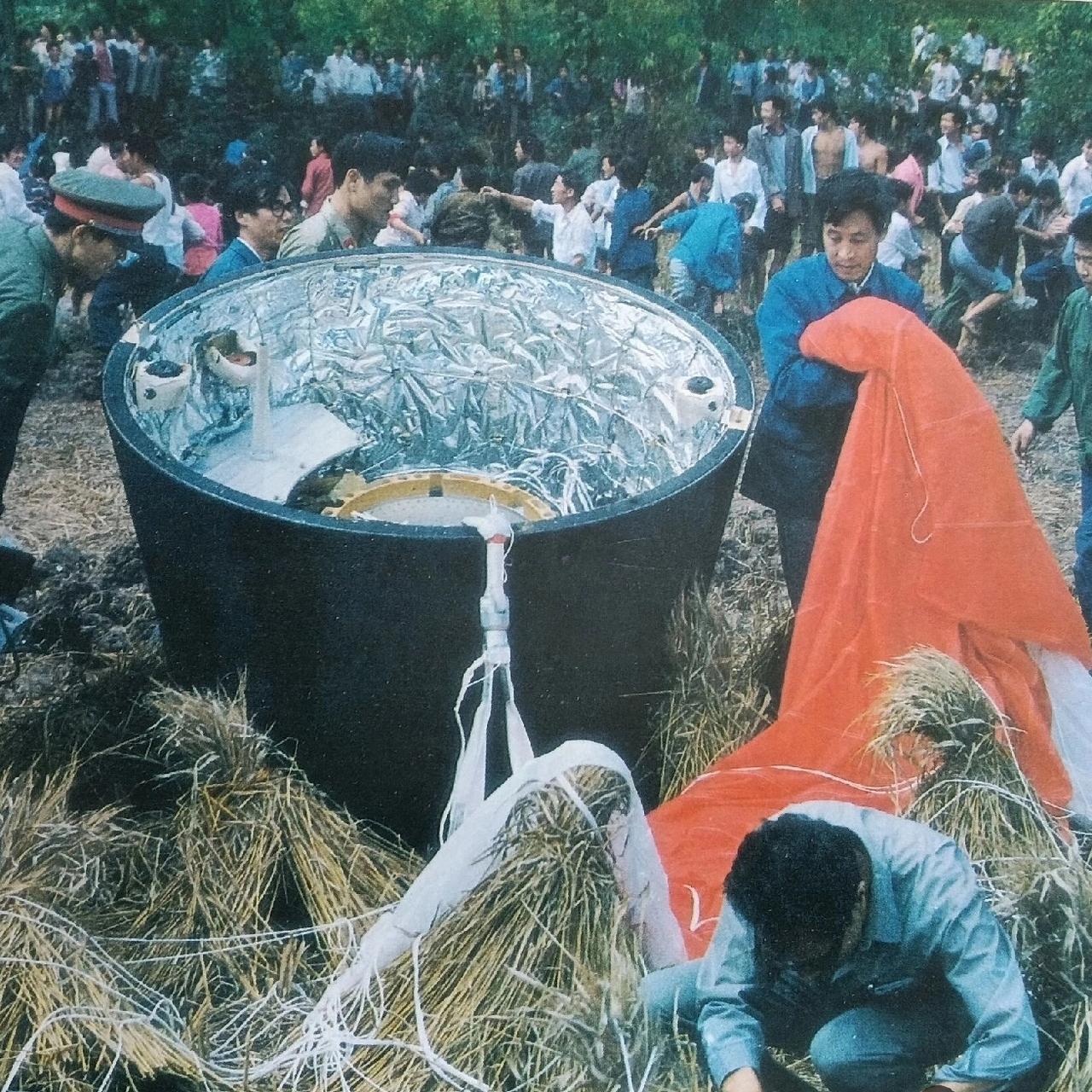 返回式卫星回收现场，应该是九十年代初期吧
