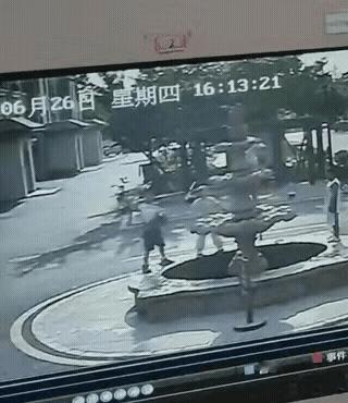 淘气的孩子，成功地砸倒了自己。估计家长不会善罢甘休，一定会去找物业讨说法。