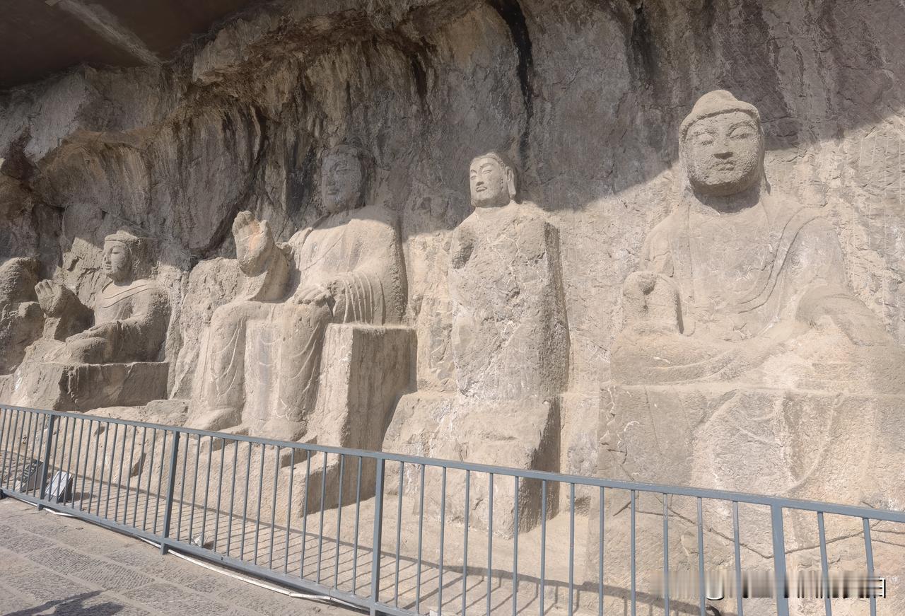 洛阳龙门石窟的必打卡之地——磨崖三佛龛。磨崖三佛龛是北魏时期开凿的石窟，因处于北