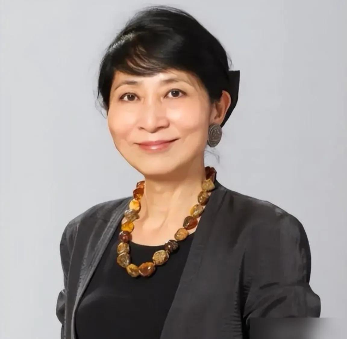 毛孟静坐满50个月牢刑满释放，一出狱就飞去英国跟家人团聚。曾经风光的香港新闻女主