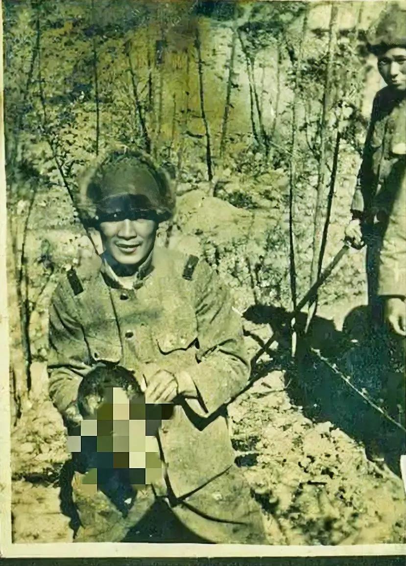 这是1937年，南京大屠杀期间，留下的一张老照片，镜头中的日军满脸坏笑，带着一种