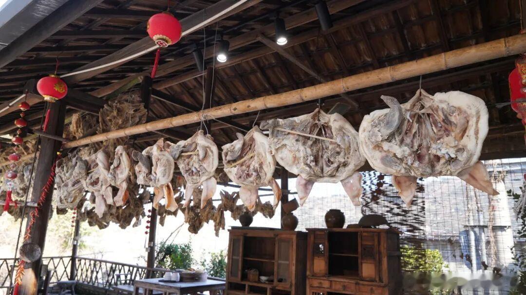 沿着修好的山路往深处走远远就能望见一片依山傍水的院落没有华丽的招牌只有大院里晾晒