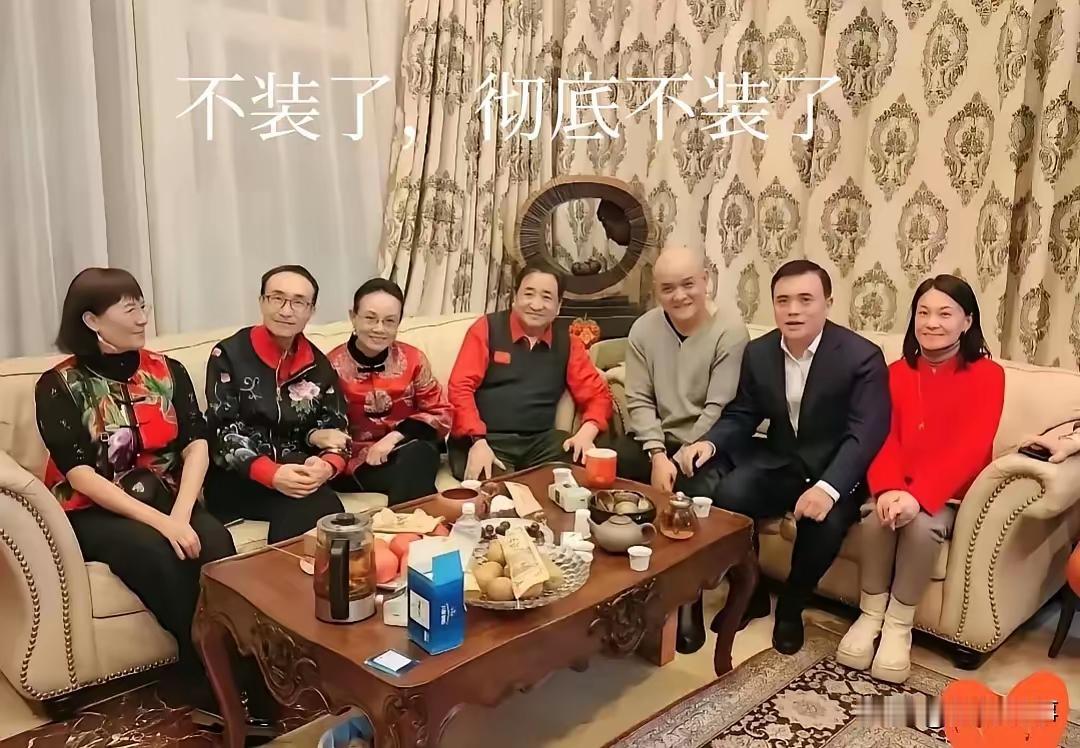 据报，美国圣诞节之夜姜昆老师在美国与家人团聚，并与一班老艺术家一同歌唱《我和我的