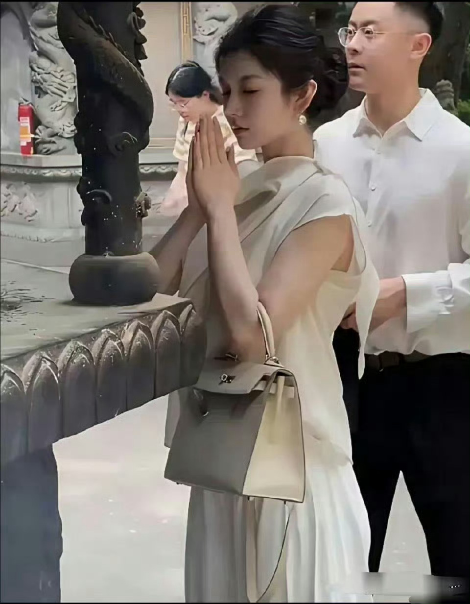 一个包都几十万了。这么有钱，还这么漂亮还能有什么烦恼呢？ ​​​