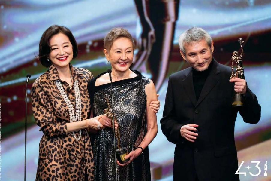  
施南生和徐克这对前夫妇，一起获得了【终身成就奖】。两人上台领奖时，气氛稍显尴