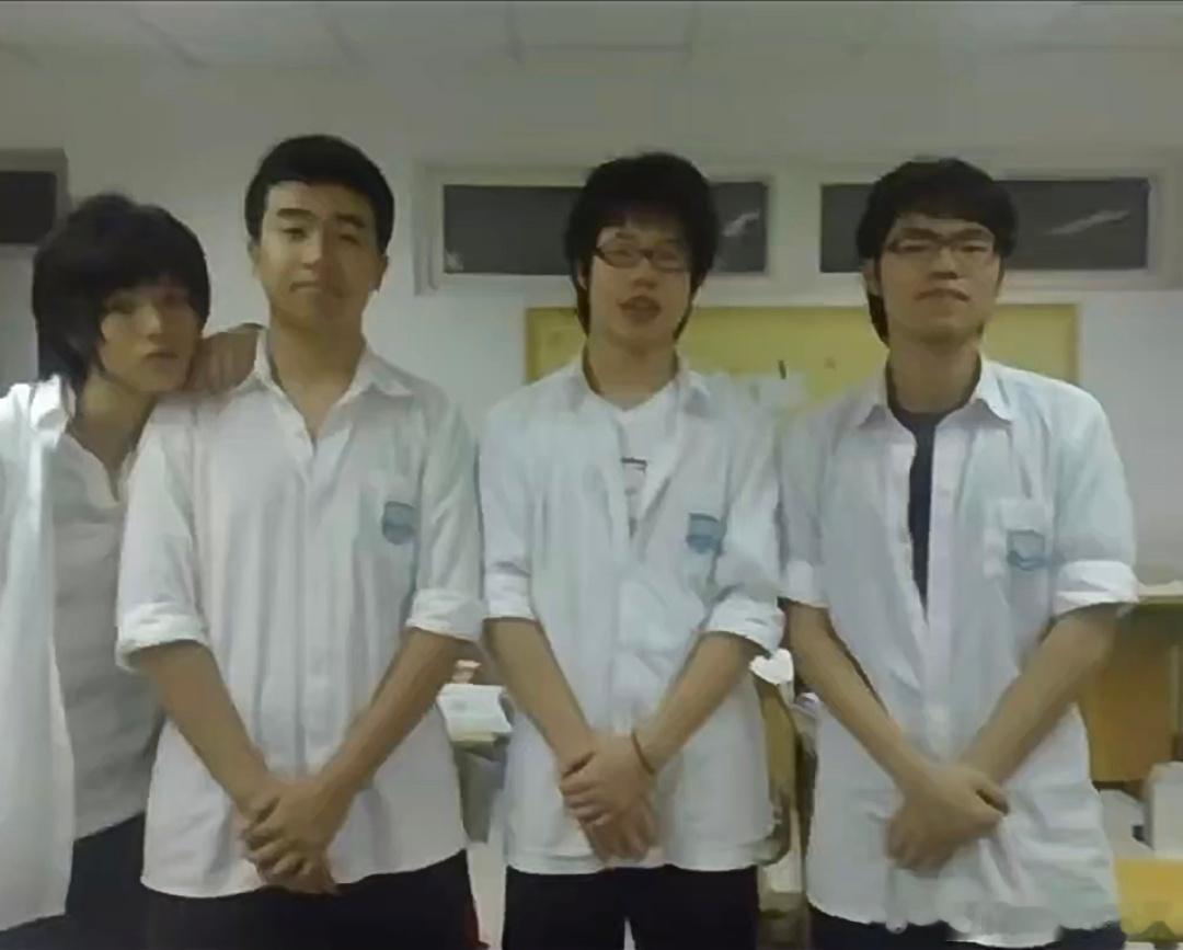 #鹿晗与发小出门吃饭#《重生之我要成为老高》[苦涩] ​​​
