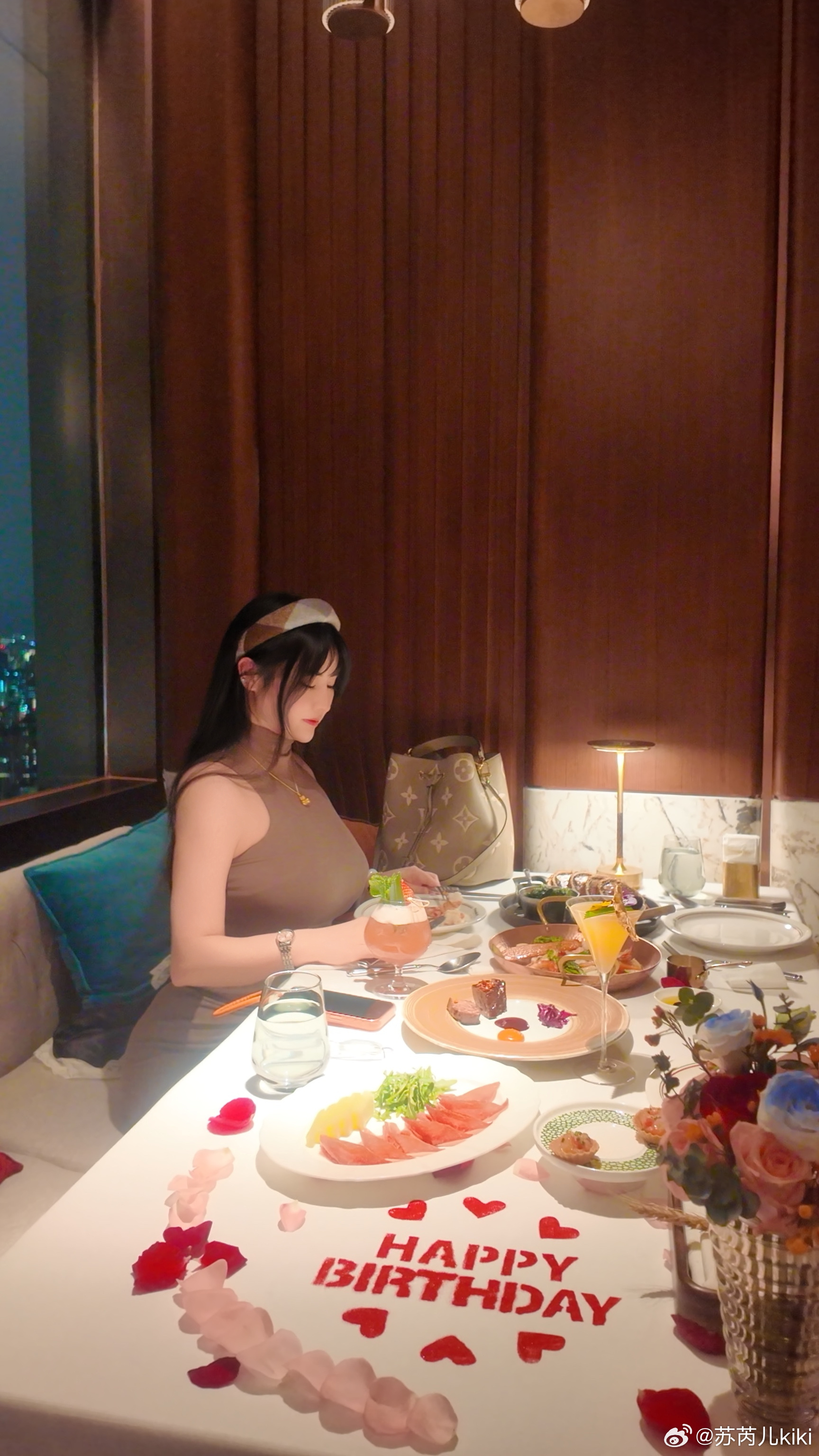 热门美女微胖女生微胖穿搭生日快乐 Hpb to  me 上海·上海中港汇铂尔曼大