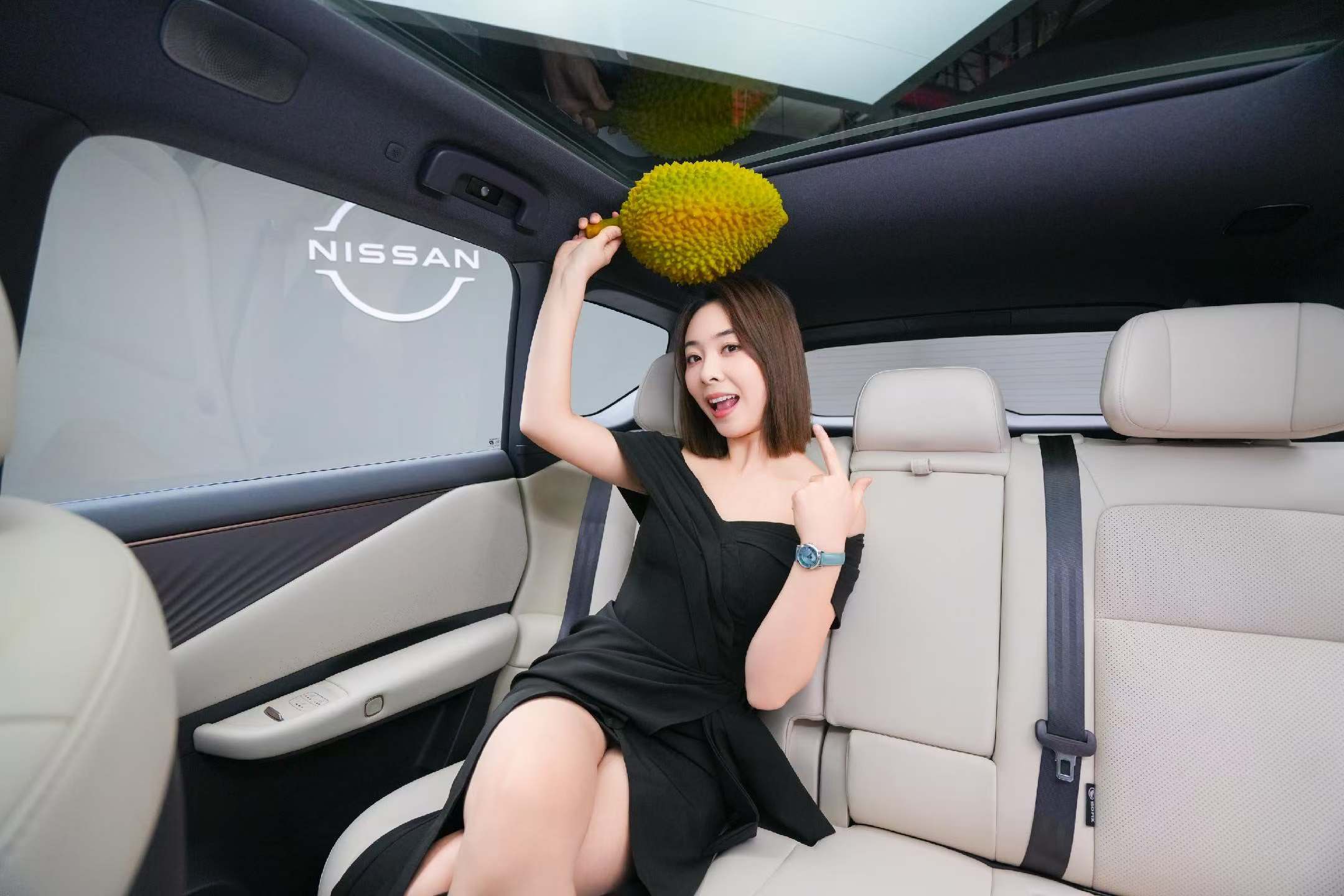 NX8顶流空间百试可乐东风日产nx8的空间利用率真不错，身高185cm的体验者坐