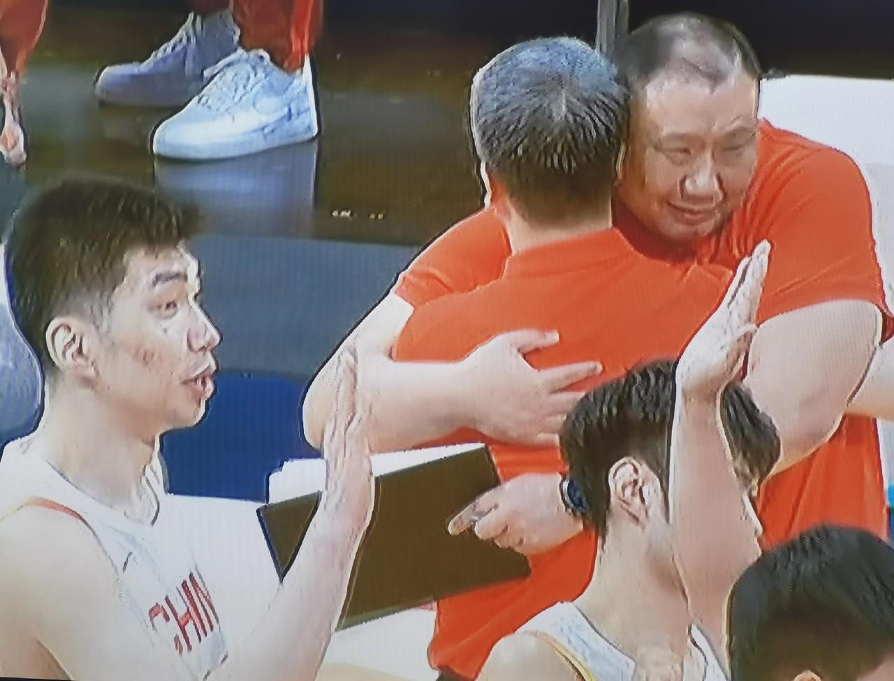 中国男篮在对阵日本队和台北队的两场比赛中实现大逆转，带来了四大利好。

第一大利