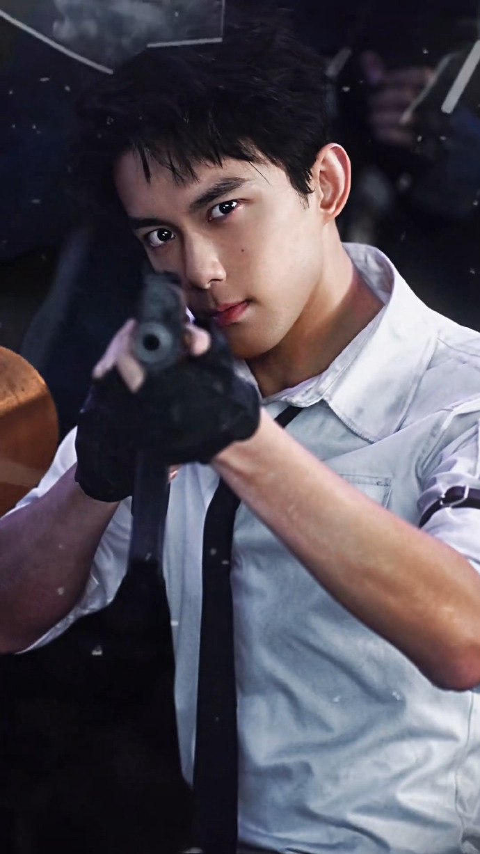 吴磊舰长往那一站就是权威 吴磊白衬衫举枪舰长造型夯爆了，标准的倒三角身材和绝顶颜