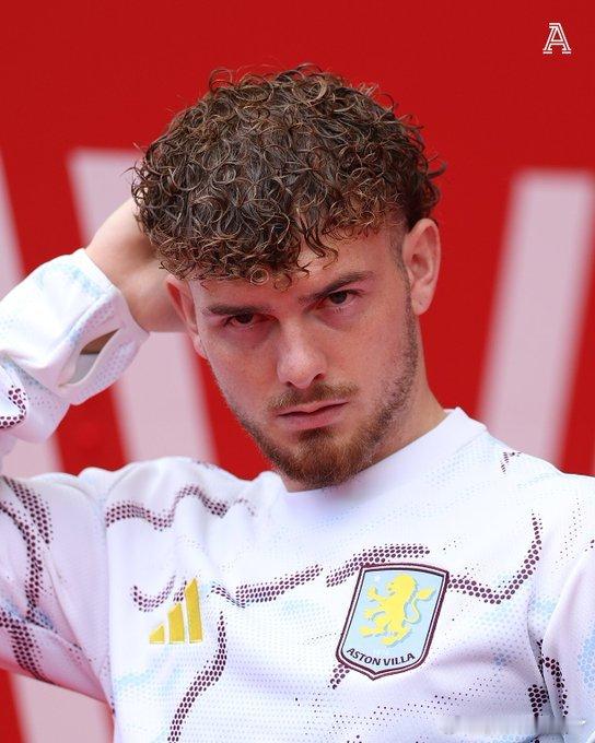 竞技报记者透露埃利奥特对于未能在阿斯顿维拉获得证明自己的机会感到非常失望和不满。