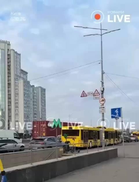 据当地媒体报道，基辅10.6早上再次出现严重交通拥堵，尤其是在桥梁上。

由于技
