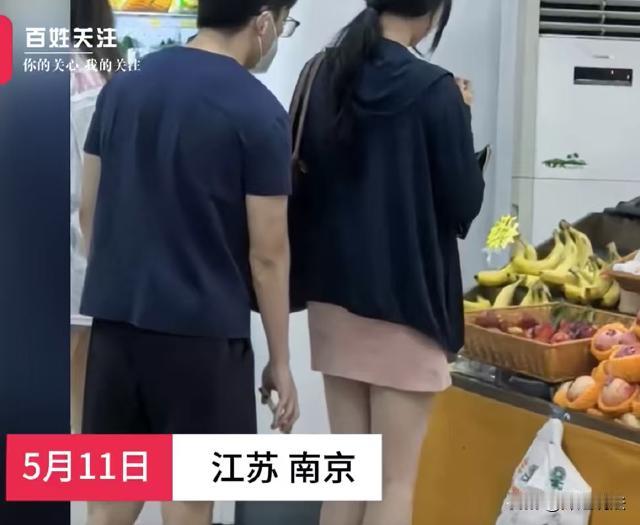 南京，有个男生在大学的超市里购物，看到一个女生长得很漂亮，白白净净的，还穿着超短