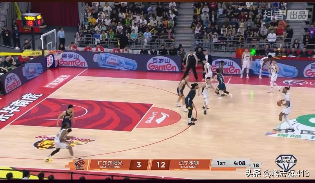 感觉辽宁男篮这边没啥压力，鄢手琦直接发出巨星风采，两个三分投进叫杜锋喊暂停了，赵