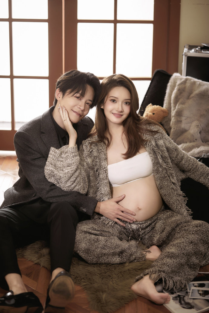 马雪阳晒妻子孕肚照  马雪阳 老婆怀孕也美美哒  25日，晒与孕期妻子甜蜜写真，