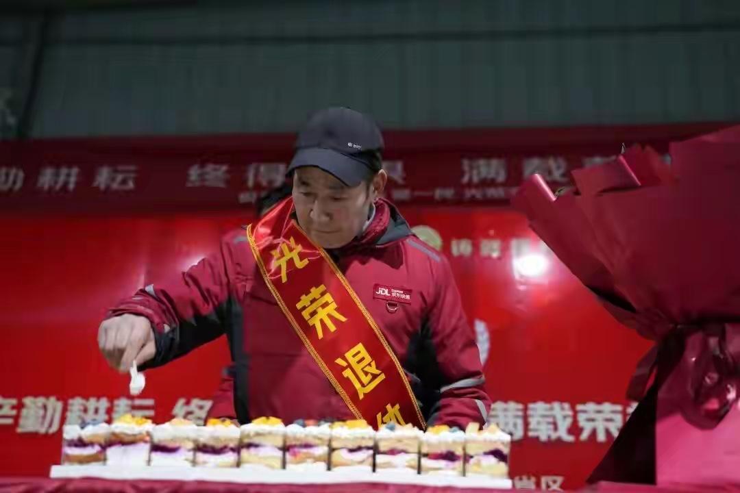 西安京东快递员吴一民也太励志了！45岁时还在打零工、干环卫，偶然入职京东后，一干
