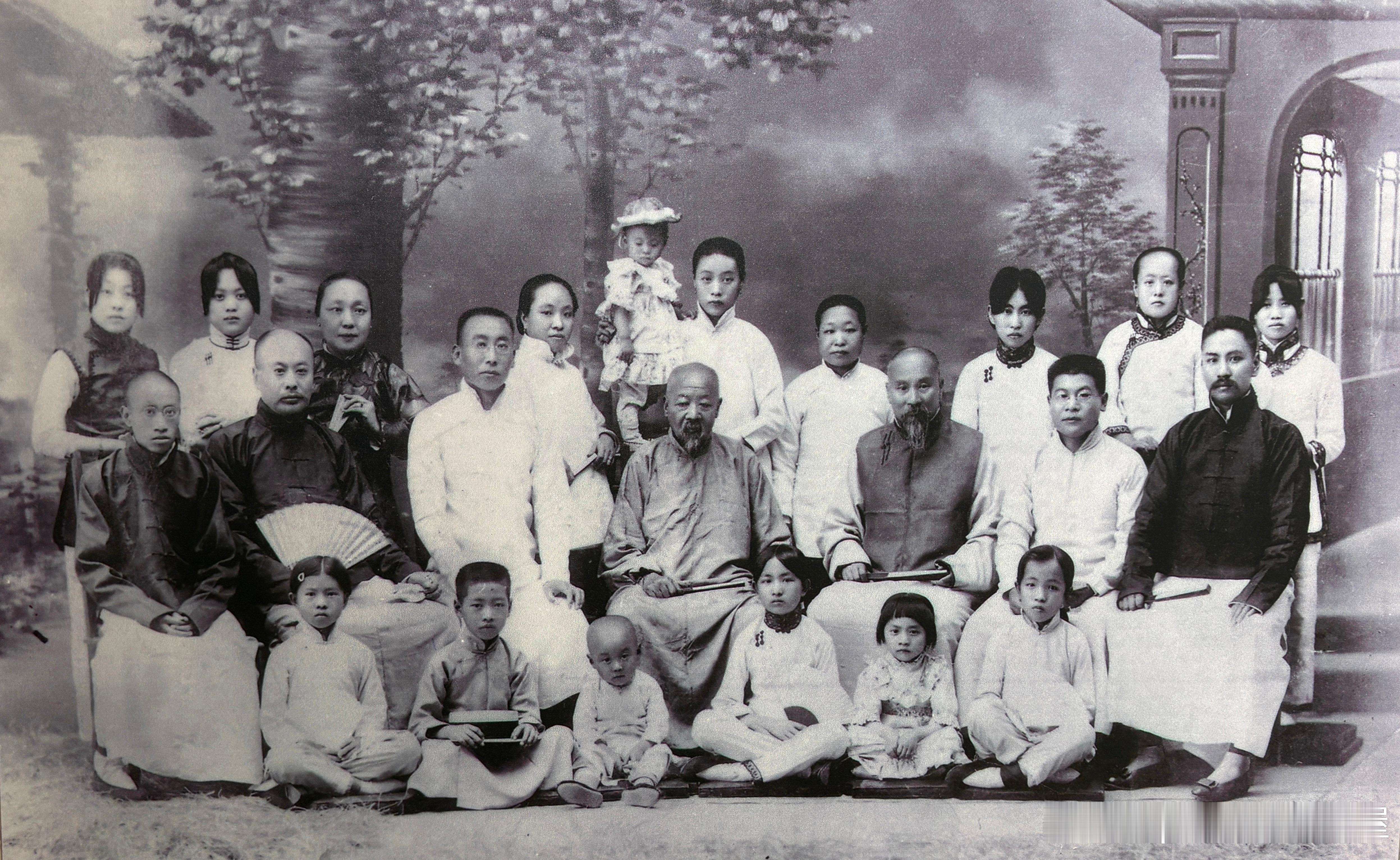 1916年在京梁姓家人合影。坐着的左一梁漱溟、左五梁济、左六梁引年、左七梁凯铭历