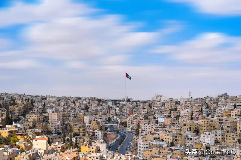 化肥涨价后粮食价格大概率会涨。就拿这次中东局势来说，中东是全球化肥生产与出口核心