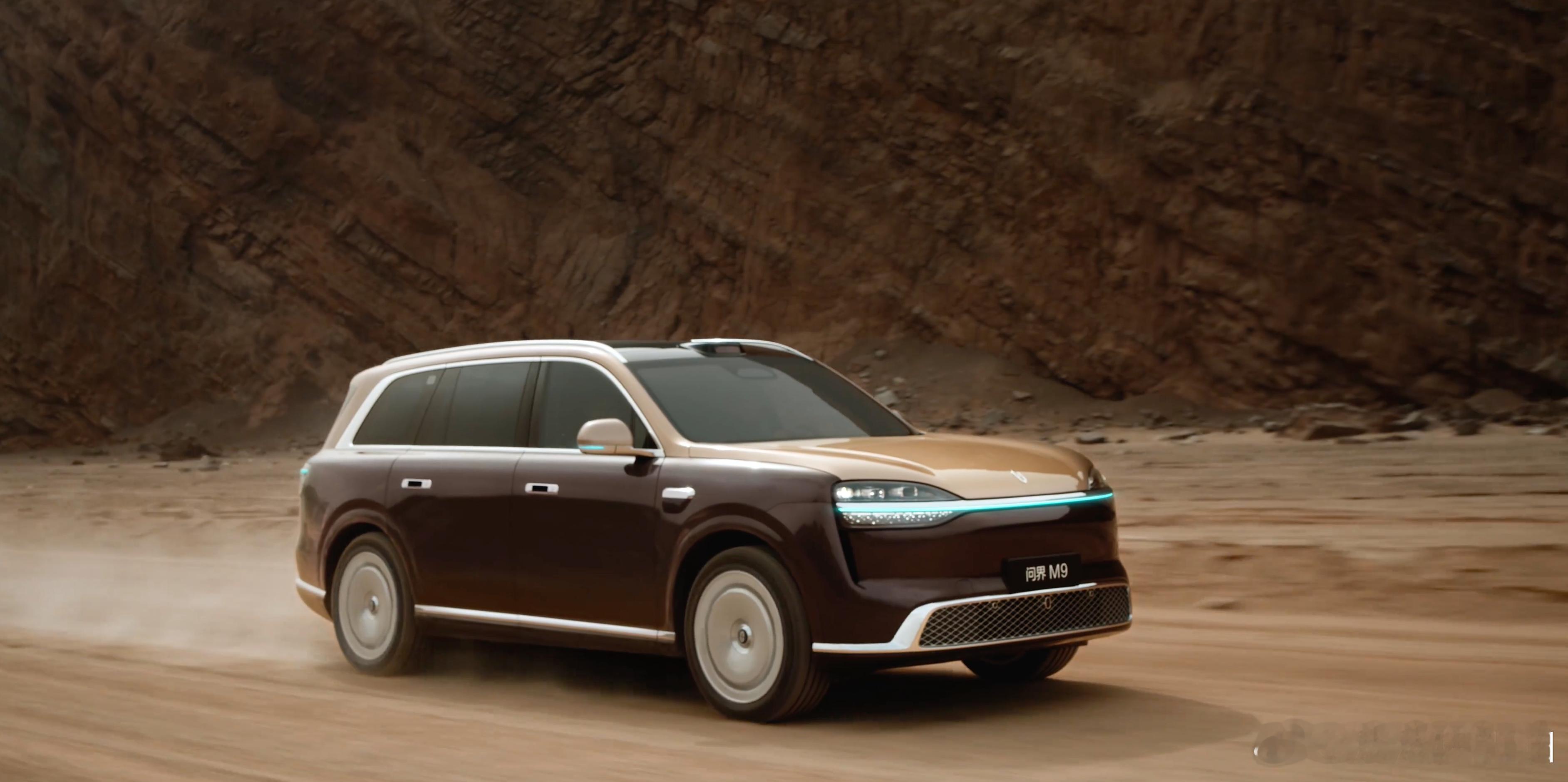 全新问界 M9 官方视频来了。小蓝灯贯穿前脸，这在路上绝对显眼。除了有激光雷达 