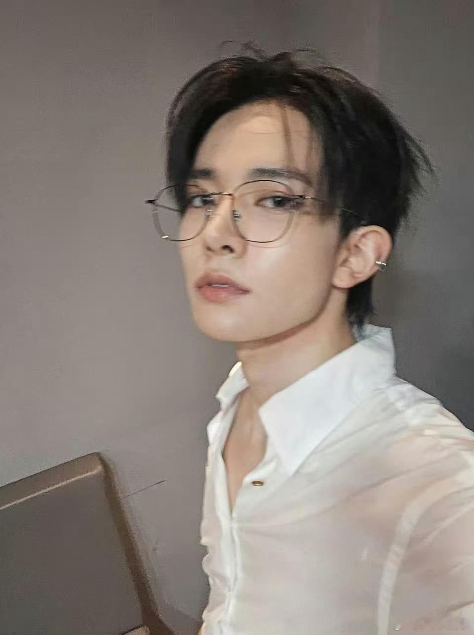 李羲承直播道歉有人心疼他，有人骂他蹭。我中立说一句：退团公告写的是“个人音乐方向