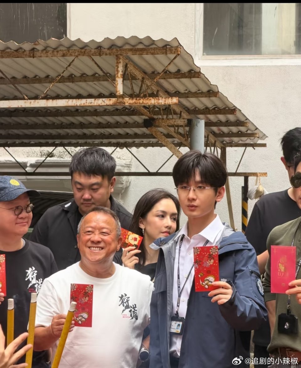 成毅新剧《狩谎》开机生图路透，这还是素颜状态 