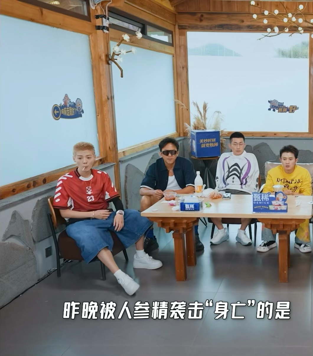 鹿晗哈哈哈哈哈 最终成功吃上棒棒糖获得胜利