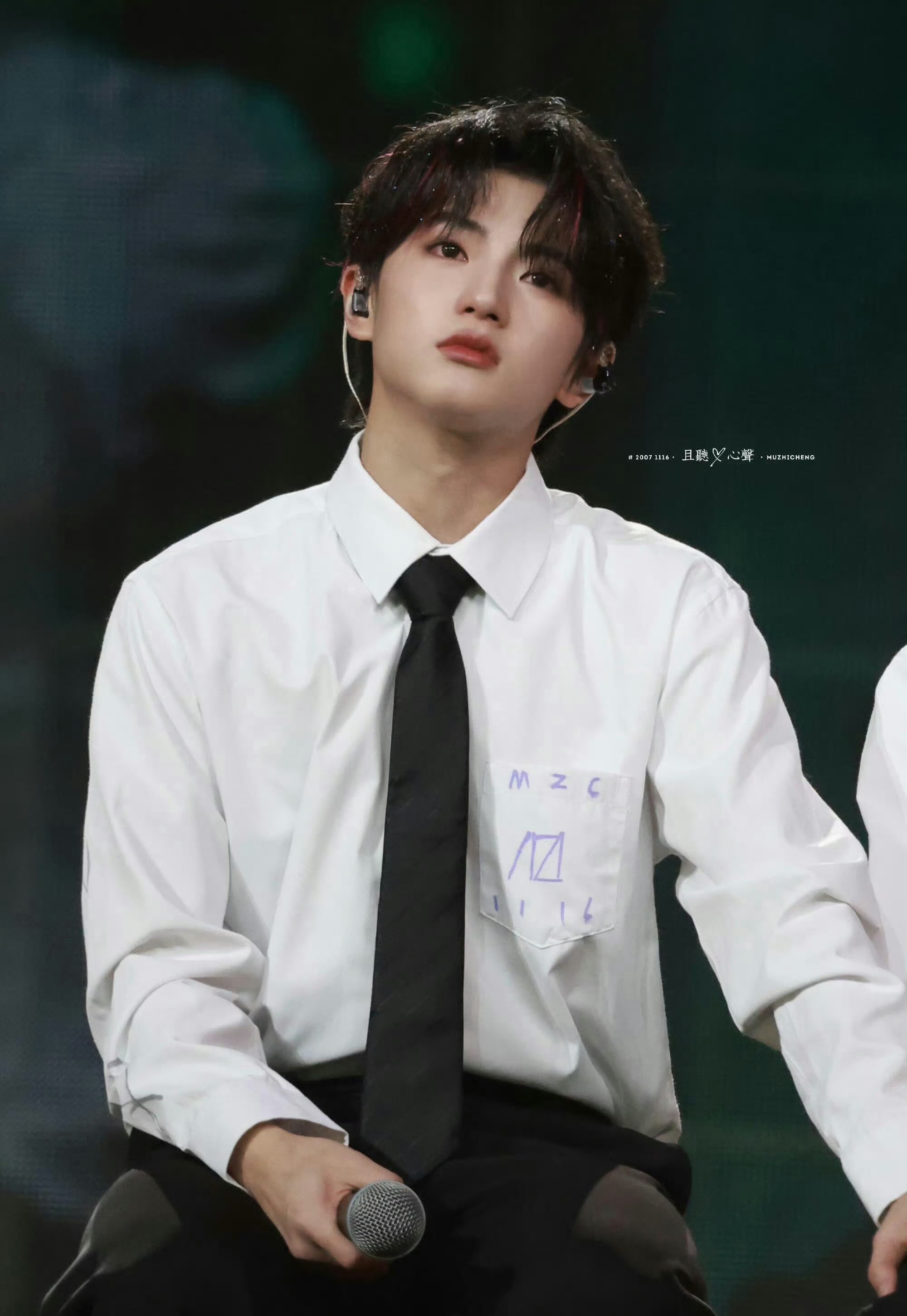 穆祉丞生日策划穿了出道战的衣服