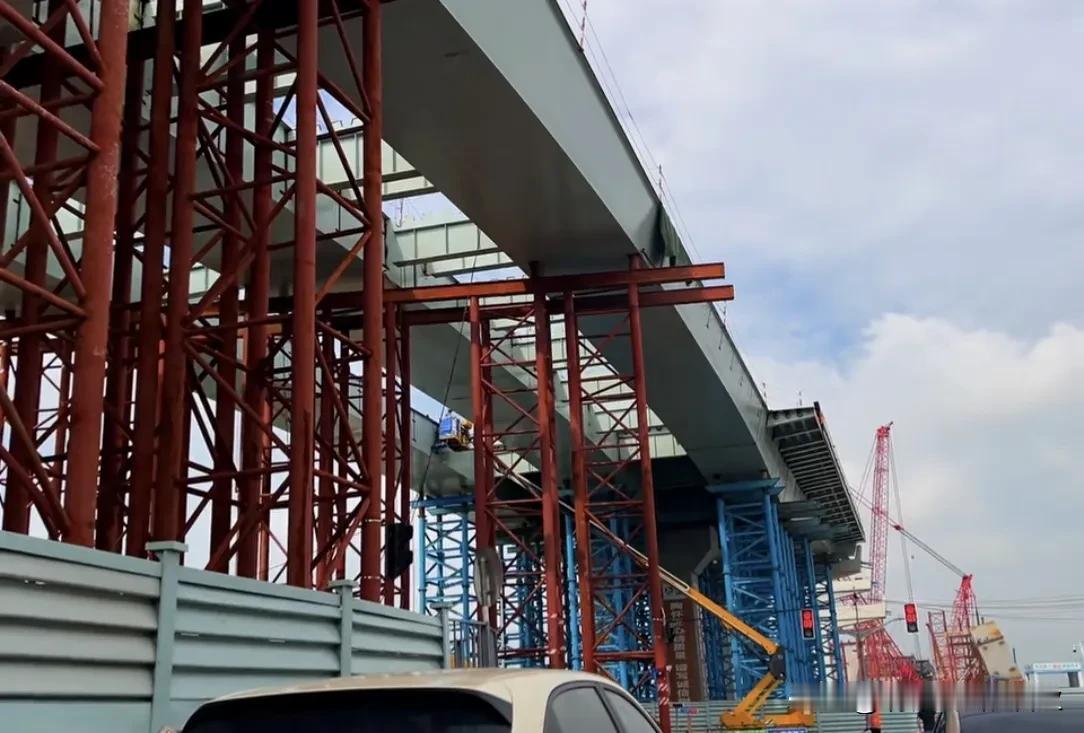 周邓快速路跨凌空路钢梁合拢！