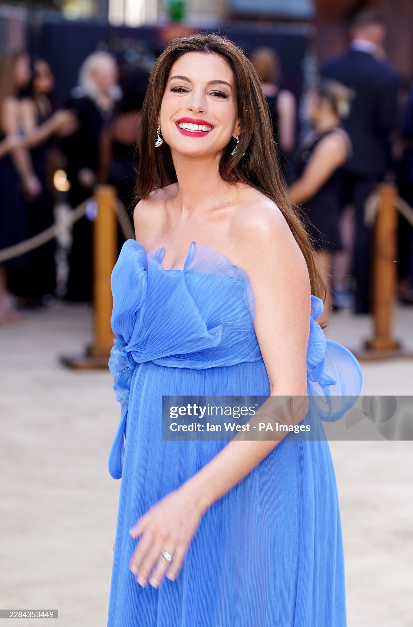这位是真妈妈💙Anne Hathaway 身穿 Dior 特别订制亮相「奥德赛