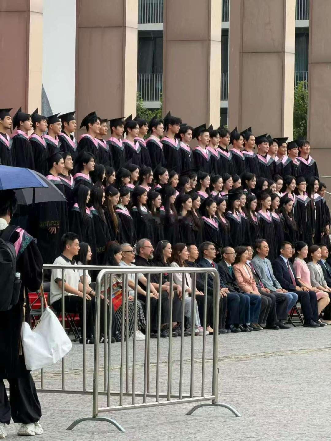 马嘉祺宋亚轩缺席毕业合照马嘉祺宋亚轩没拍上毕业合照  小马小宋缺席了毕业合照 