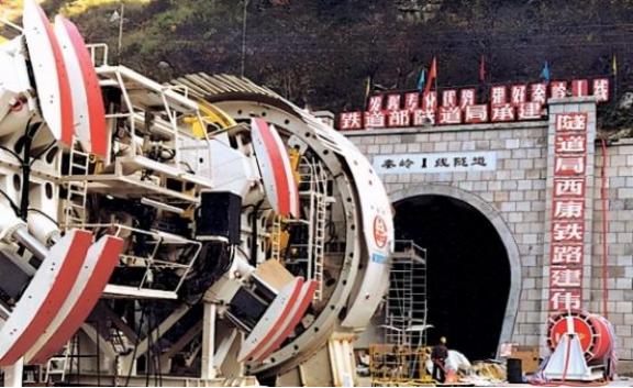 1997年，中国修建秦岭隧道，向德国购买盾构机，德国当时十分傲慢：3.5亿一台，