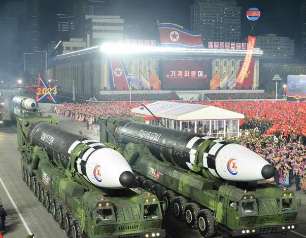 朝鲜太帅了，这种硬气直接把很多人注意力都拉了回来，不是那种情绪化的喊话，而是带着