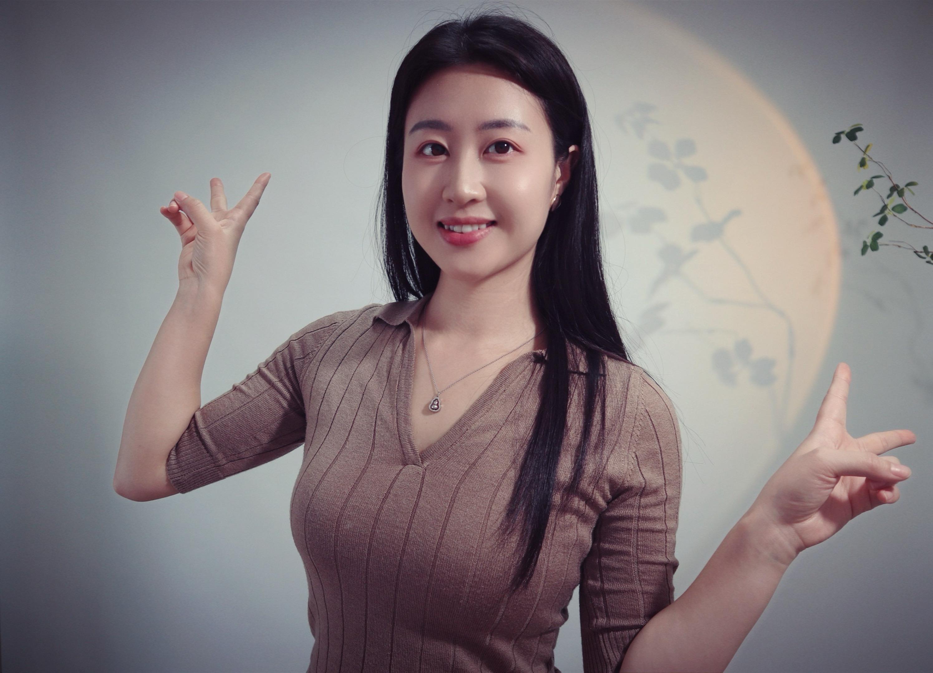 我们终于长到这般年岁， 尝过了世态炎凉的滋味， 才懂长辈眼底藏的疲惫...