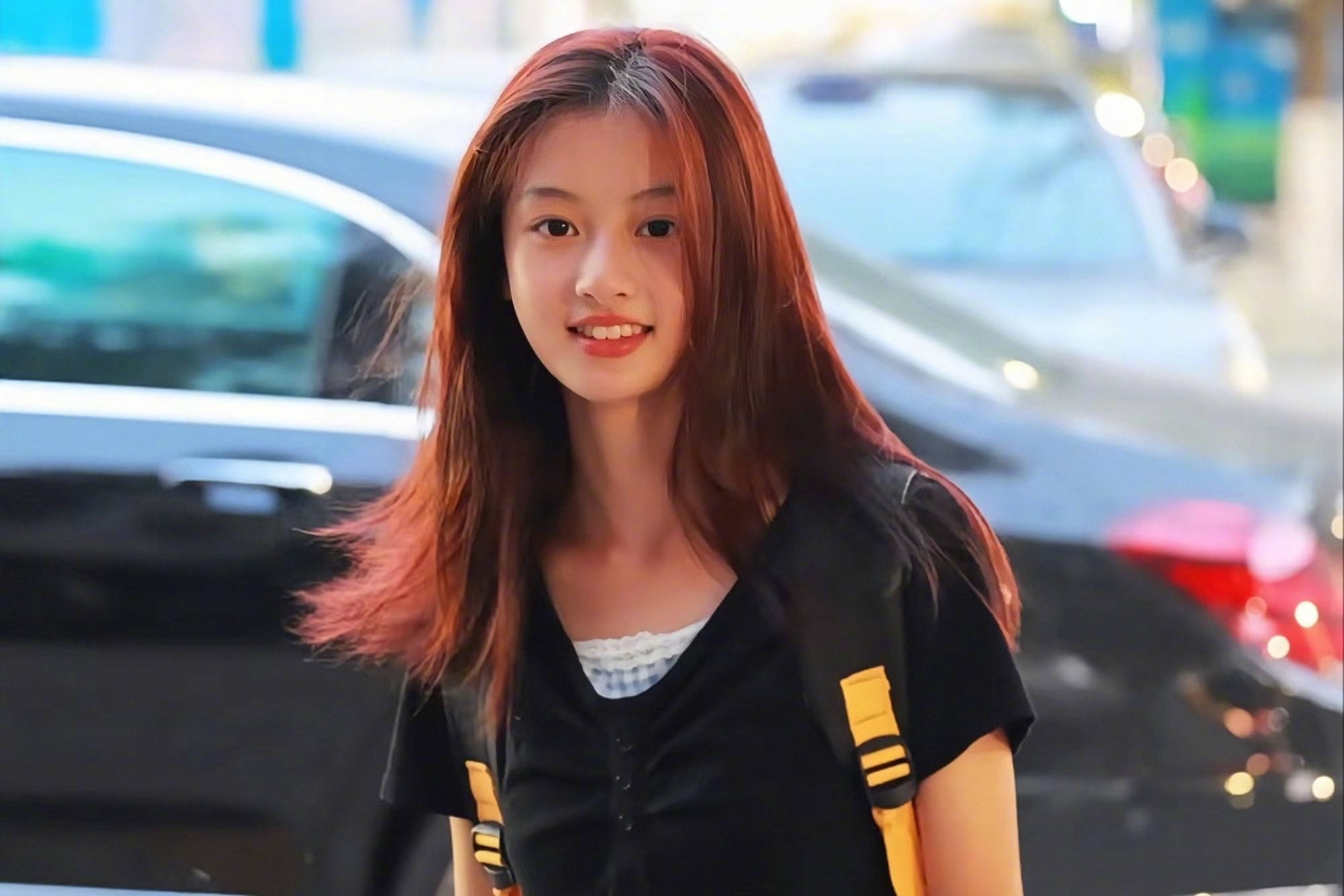 15岁的素人，原生脸能扛住镜头本就是优势，要是有专业团队来包装，潜质将会加速放大