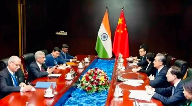 印度那边，从官员到企业主，一拨接一拨跑到中国来谈合作，中国企业的回应却出奇地齐整
