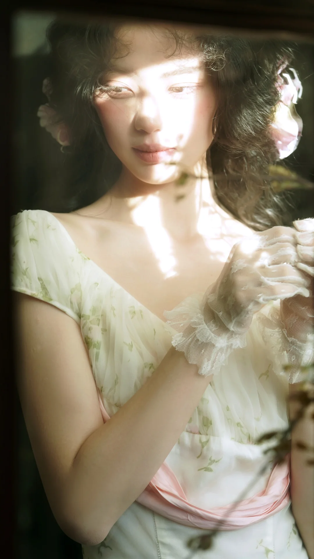 她的瞳孔盛着一整个春日鎏光