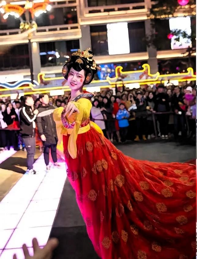 不倒翁小姐姐皮卡晨，
从大唐不夜城离职了。

这并非一时冲动，而是她经过长久考虑