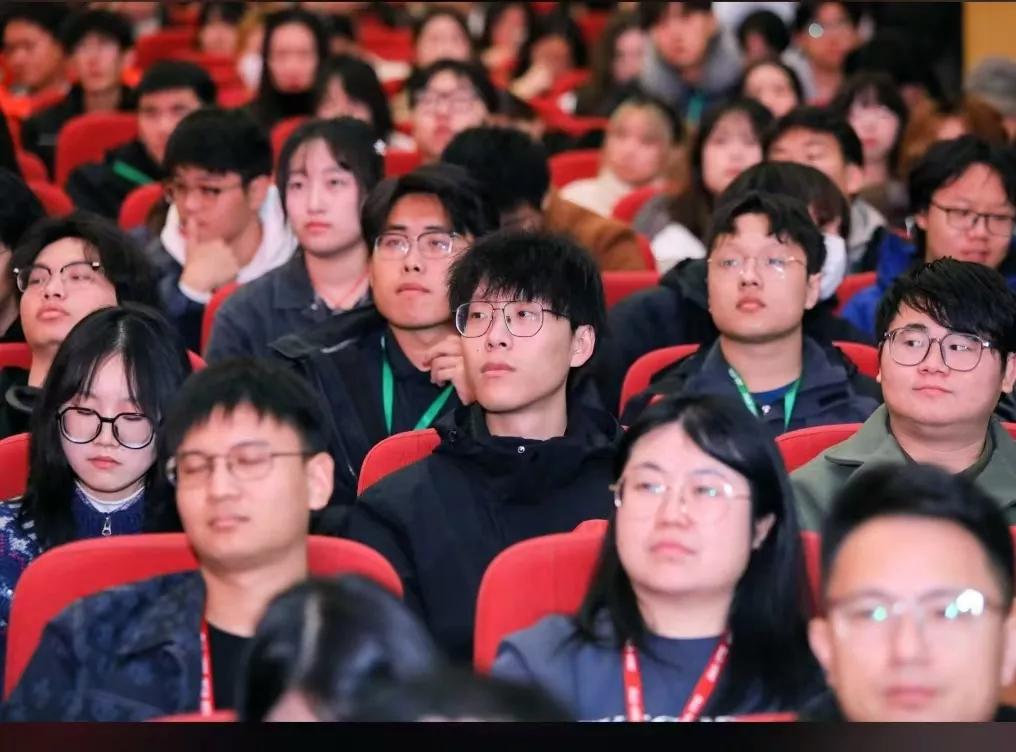 王铎：为女儿获全国比赛大奖而点赞
朋友们，青岛黄海学院在全国比赛中，一举荣获两个