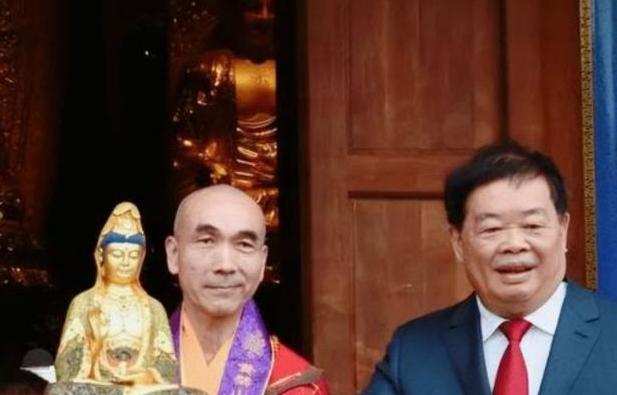 2016年，曹德旺与王石参观破败的万福寺，方丈称重修需1600万，曹德旺爽快答应