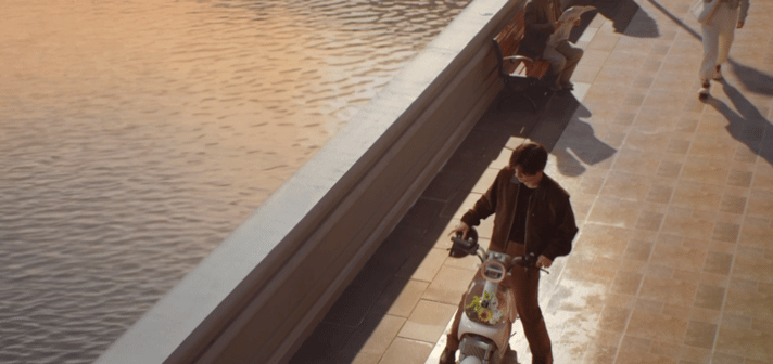 易烊千玺终于放假了 拒绝刻板假期模式，偏爱安静自洽的休闲日常。自在漫游城市，亲近