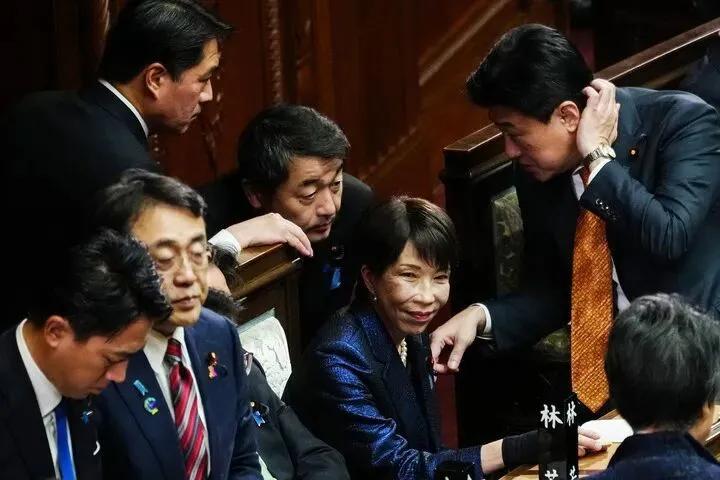 高市内阁支持率呈加速下跌趋势，不支持率已首次超过支持率！

根据日本《每日新闻》