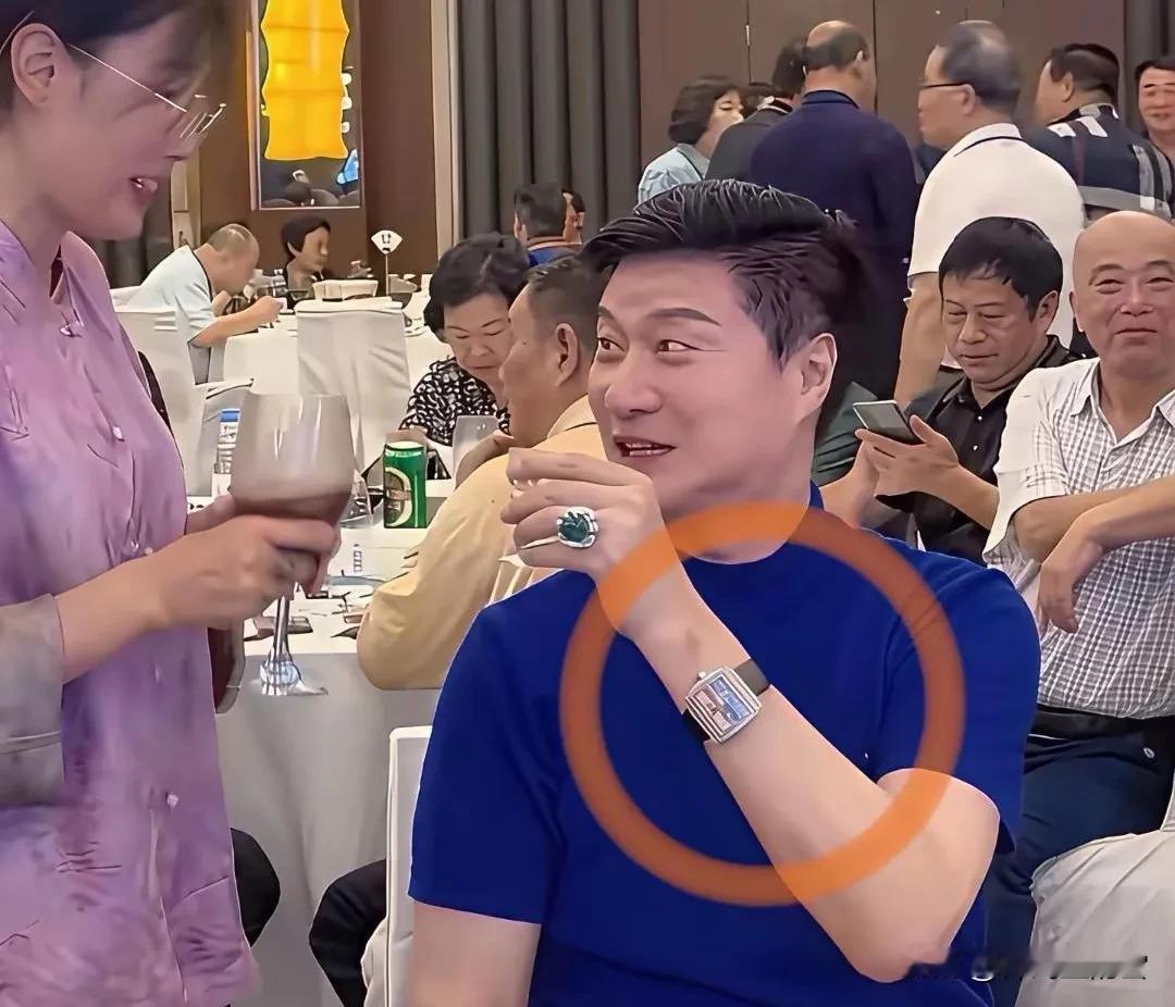 丞丞的爸爸如今已经70多岁了，看样子，一点也不老。

你看他，头发黝黑黝黑，二八