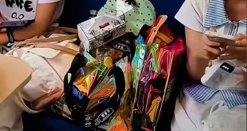 百姓体感VS铁路通报官方还能做些什么？一场“三张票坐两人一个座位放零食”的争议，